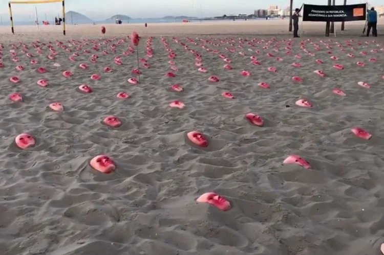 Praia de Copacabana, no Rio de Janeiro, acordou cheia de máscaras vermelhas pedindo a renúncia de Temer (Facebook/ONG Rio de Paz/Reprodução)