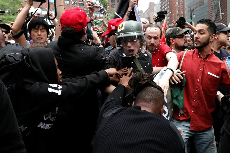 Manifestantes em confronto com opositores em protesto do Dia do Trabalho, em Nova York: maior manifestação da cidade de Nova York está planejada para o início da noite (Mike Segar/Reuters)