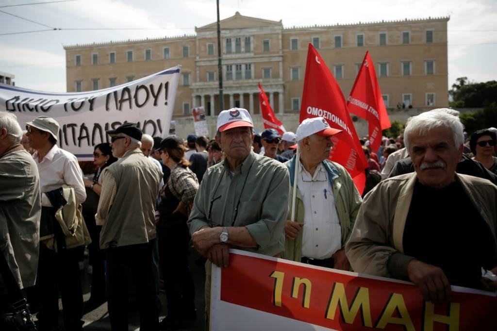 Pessoas participam de protesto do Dia do Trabalho em Atenas, a Grécia: governo espera chegar a um acordo global no dia 22 de maio (Alkis Konstantinidis/Reuters)