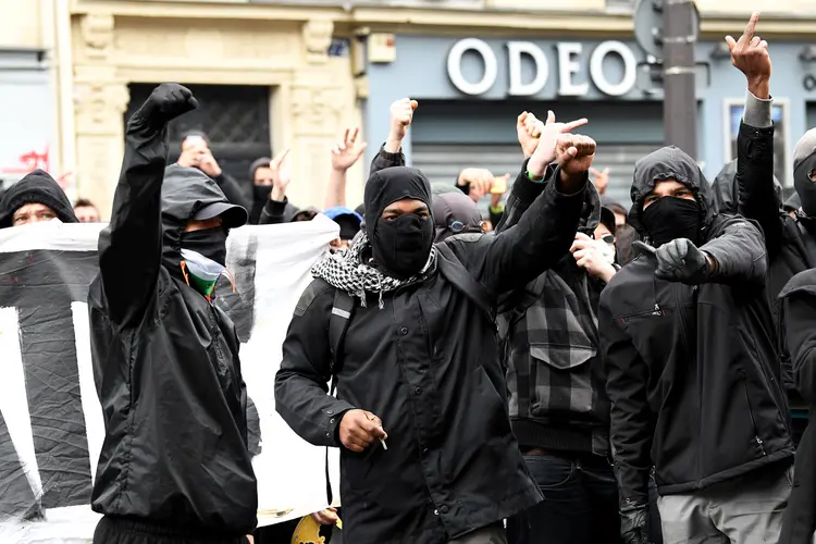 França: protestos violentos contra os dois candidatos à presidência foram incitados por grupos anarquistas e de extrema-esquerda, que rejeitam Macron e Le Pen (Jeff J Mitchell/Getty Images/Getty Images)