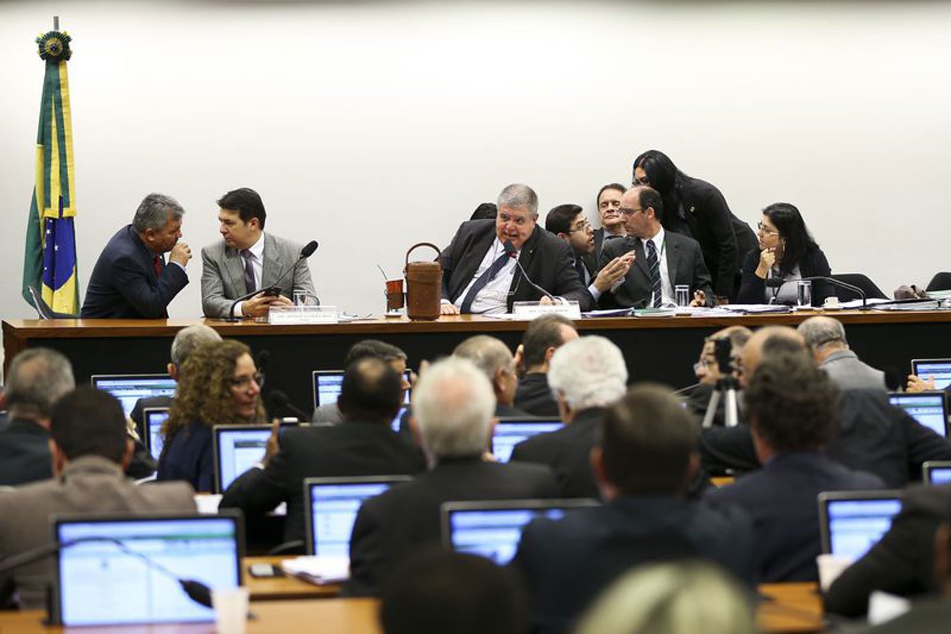 Número de deputados indecisos dobra em placar da Previdência