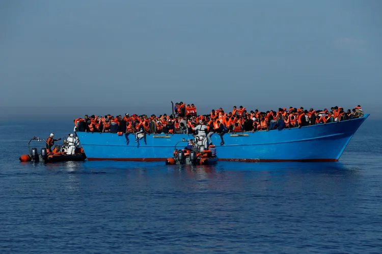 Refugiados e imigrantes são resgatados no Mar Mediterrâneo durante operação realizada em abril de 2017 (Darrin Zammit Lupi/Reuters)