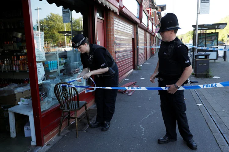 Polícia do Reino Unido durante investigações sobre atentado em Manchester (Darren Staples/Reuters)