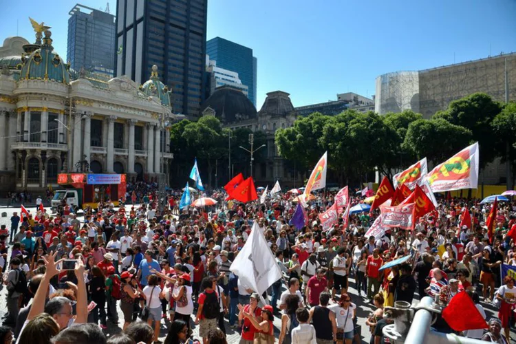 Ato na Cinelândia: manifestantes portam faixas e cartazes para protestar contra a "violência policial" ocorrida na última sexta-feira (Tânia Rego/Agência Brasil)