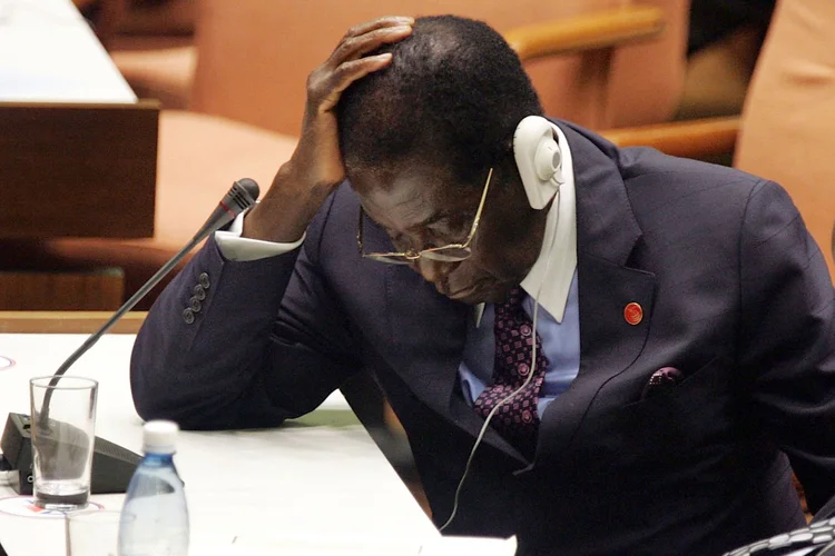 O presidente do Zimbábue, Robert Mugabe. cochila em evento em Cuba em 2006 (Joe Raedle/Getty Images)