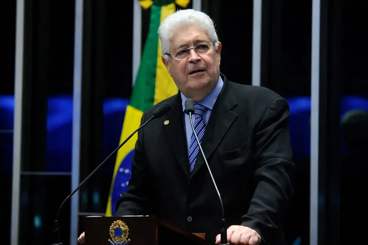 Roberto Requião: proposta sobre tratamento de autoridades está em análise na Comissão de Constituição, Justiça e Cidadania (CCJ) (Facebook/Divulgação)