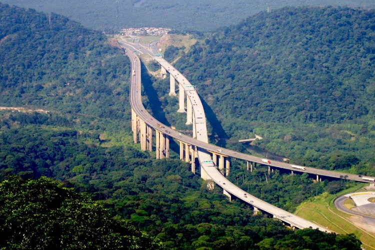 Imigrantes: rodovia sob concessão da EcoRodovias (OS2Warp/Wikimedia Commons)
