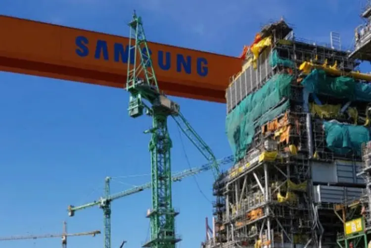 Guindaste danificado é visto no estaleiro da Samsung Heavy Industries, na Coreia do Sul: extensão dos danos para a plataforma não estava clara, disse porta-voz da Total (Yonhap/Reuters)