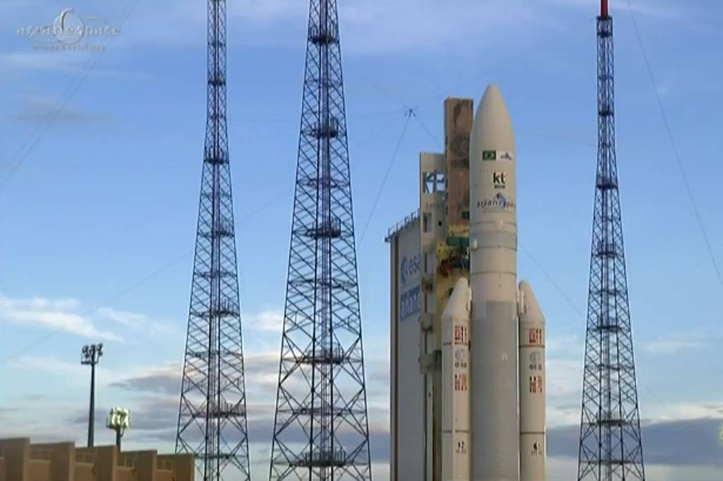 Primeiro satélite brasileiro inicia operações