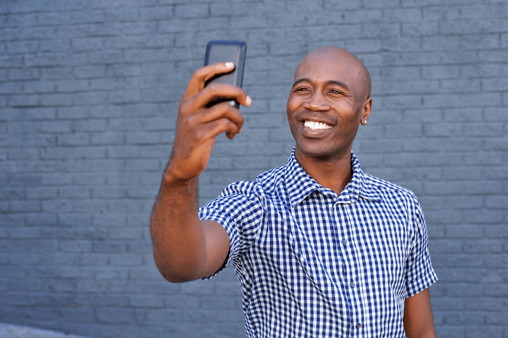 Banco Neon e Visa permitem autenticação por selfie para compras