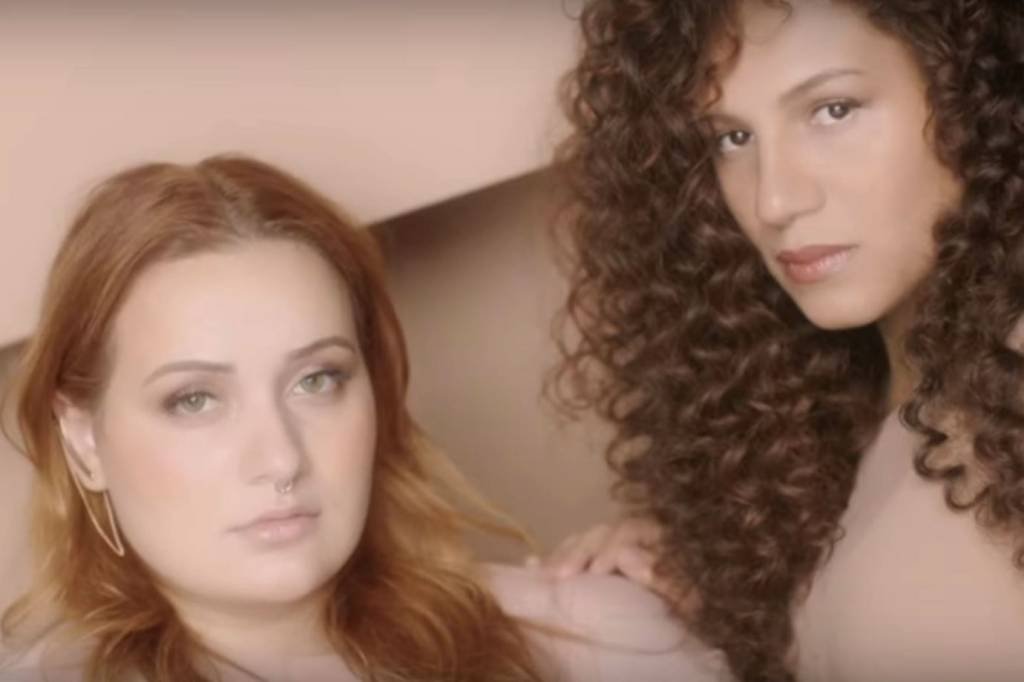 Novo comercial da Avon: diversidade de mulheres em campanha "na cara e na coragem" (Avon/Reprodução)