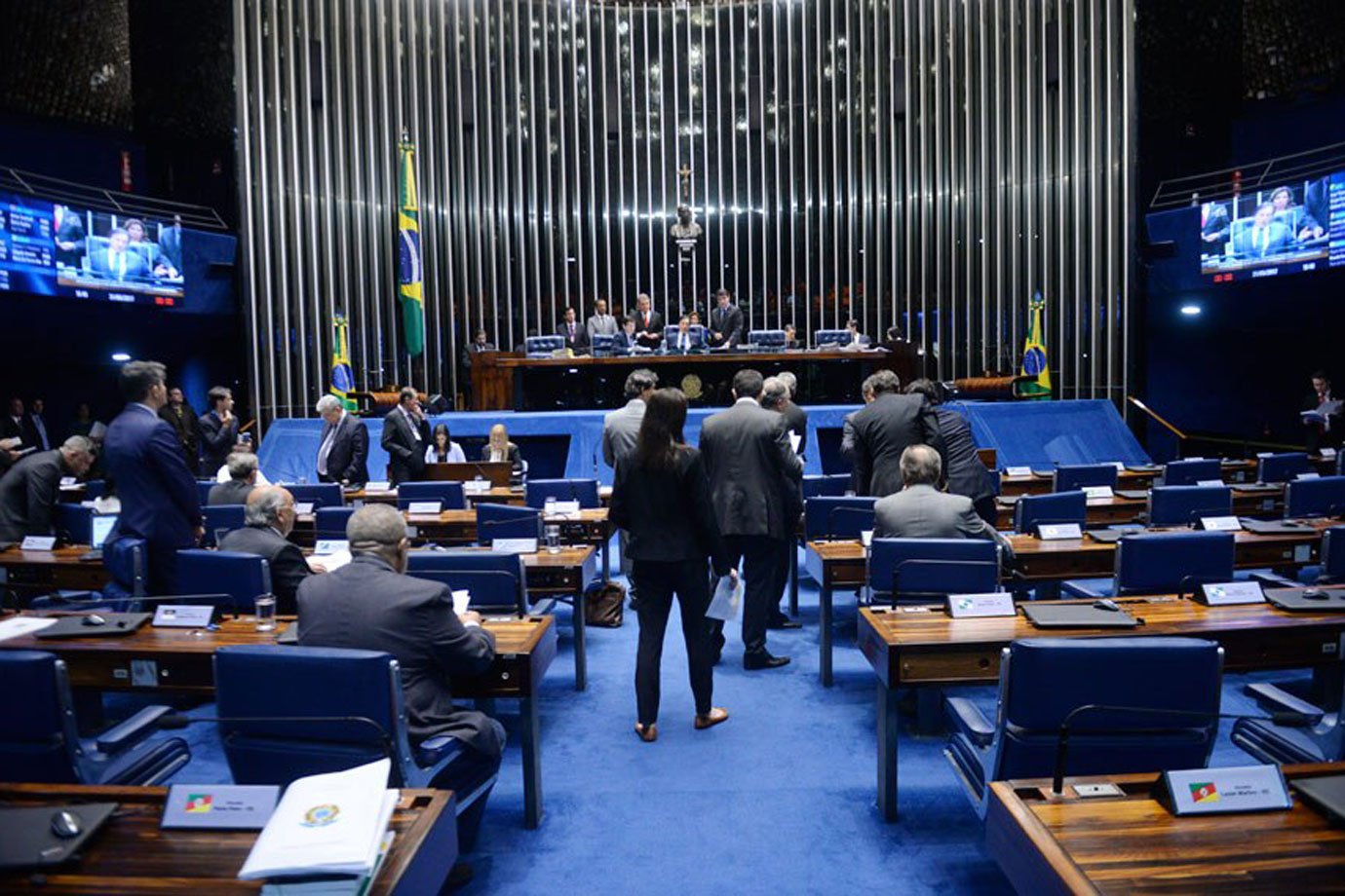 Senado aprova permissão para comércio dar desconto em dinheiro