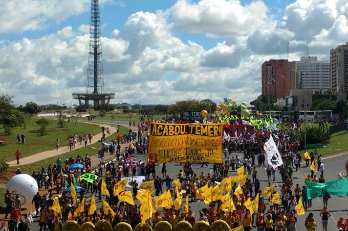 PM faz revista em manifestantes que chegam a ato em Brasília