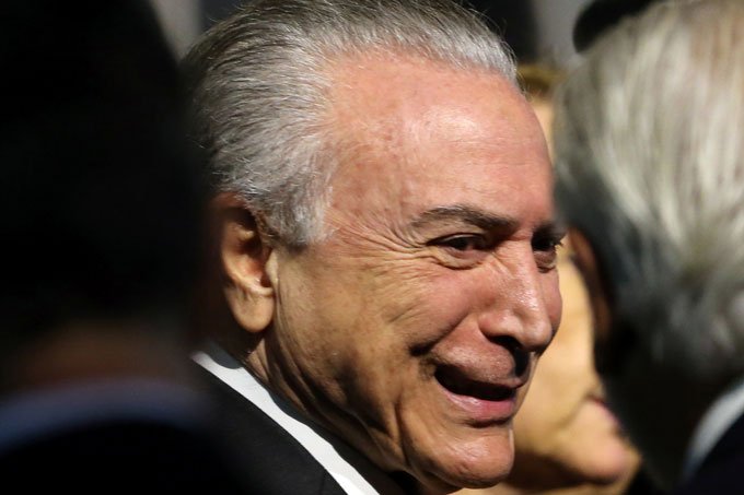 Em festa, Temer afirma ter votos na Câmara para barrar denúncia