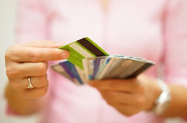 Cartão de crédito: a taxa aos consumidores que não pagaram ou atrasaram o pagamento mínimo da fatura subiu 6,8 pontos (BernardaSv/Thinkstock)