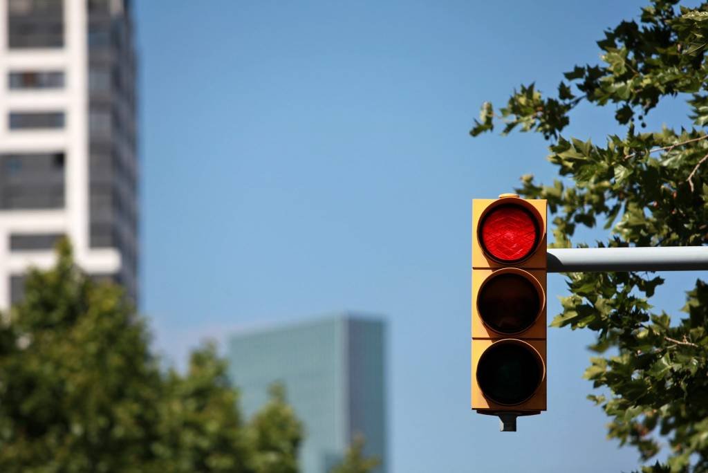 CET recorrerá da suspensão de contratos sobre semáforos em SP