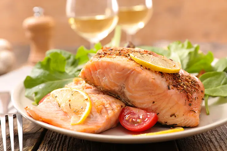 Salmão grelhado com salada (margouillatphotos/Thinkstock)