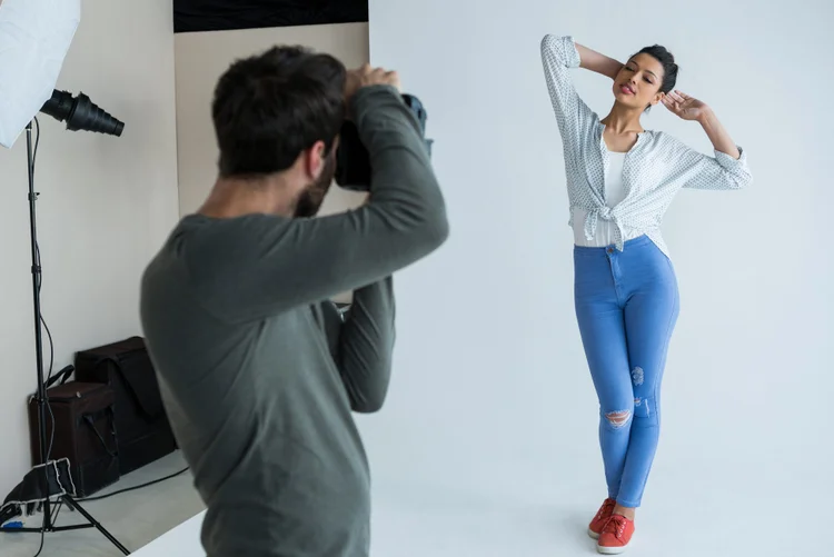 Fotos: a obrigação envolve as fotografias inseridas em mensagens publicitárias (Wavebreakmedia/Thinkstock)