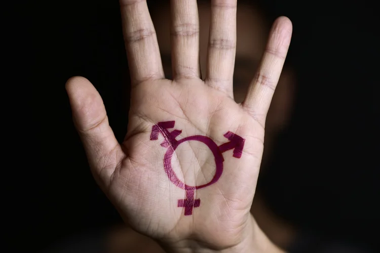 Transgêneros: artigo 3º da resolução determina oferecimento de "espaços de vivência específicos" a travestis e gays privados de liberdade em unidades prisionais masculinas (nito100/Thinkstock)