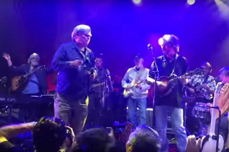 Bruce Hampton permaneceu vários minutos estendido no palco enquanto os músicos que o acompanhavam continuaram tocando (YouTube/Reprodução)