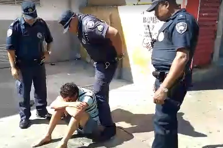 Policiais da GCm em SP abordam morador de rua (Facebook/Reprodução)