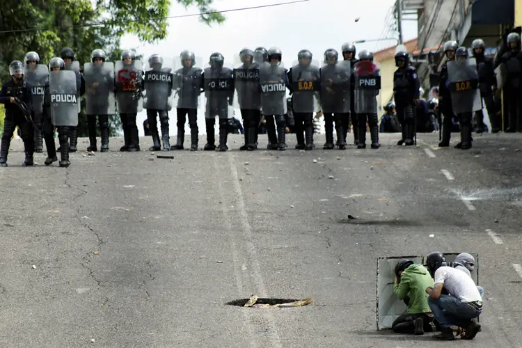 Venezuela: Guarda Nacional, uma unidade militar, está na linha de frente do policiamento dos protestos (Carlos Eduardo Ramirez/Reuters)