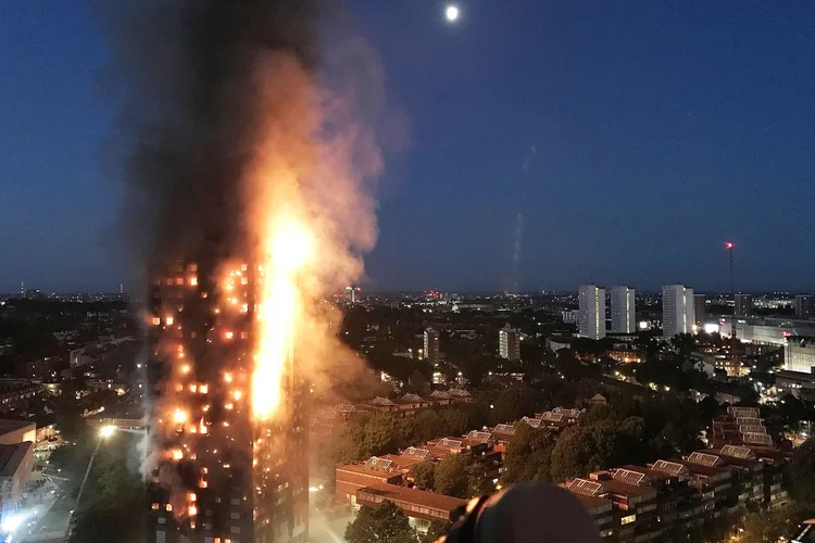 Incêndio consome prédio residencial de Londres em 14/06/2017 (Gurbuz Binici/Getty Images)