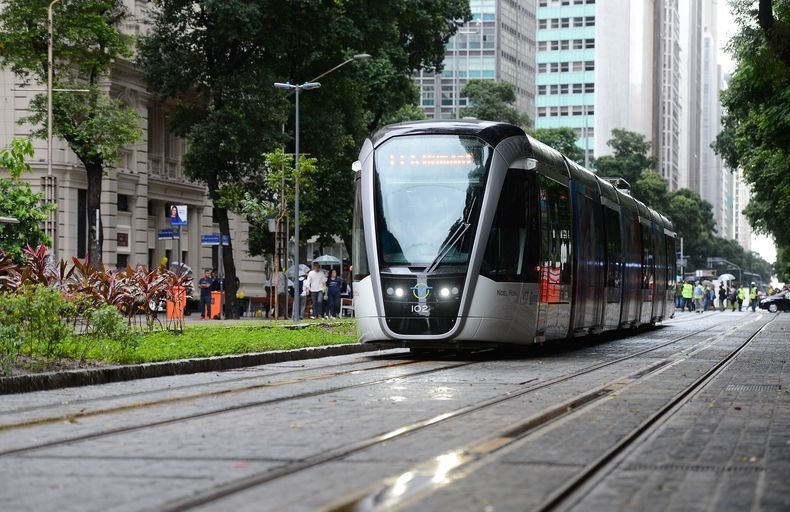 Acidente entre ônibus e VLT deixa 11 feridos no centro do Rio