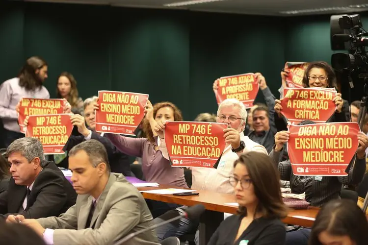 REFORMA: Comissão de Educação da Câmara discutindo a MP 746/16, em outubro do ano passado / Fabio Rodrigues Pozzebom/Agência Brasil