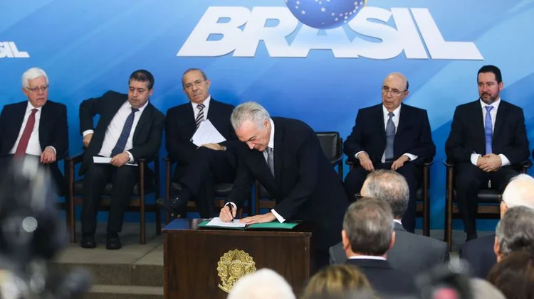 REFORMA TRABALHISTA: O presidente Michel Temer assina Programa de Manutenção e Geração de Empregos, no Palácio do Planalto / Antonio Cruz/Agência Brasil