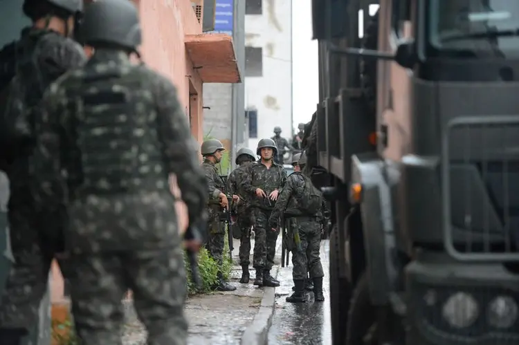 CENÁRIO DE GUERRA: soldados fazem a segurança das ruas e dos terminais rodoviários vazios em Vila Velha, região metropolitana de Vitória  / Tânia Rêgo/Agência Brasil