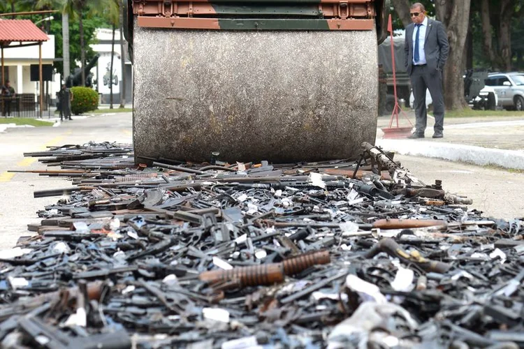 Armas sendo destruídas: no primeiro semestre deste ano, o total chegou a 71,1 mil (Tânia Rêgo/Agência Brasil)