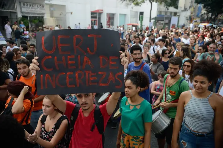 Rio de Janeiro - Alunos e servidores da Uerj fazem manifestação contra salários atrasados e incertezas sobre repasses de verbas à instituição (Tomaz Silva/Agência Brasil/Agência Brasil)