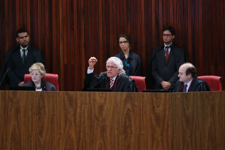 ROSA WEBER, NAPOLEÃO MAIA E TARCISIO VIEIRA: governo vai vencendo o julgamento por 3 a 2; faltam dois votos  / Fabio Rodrigues Pozzebom/ Agência Brasil