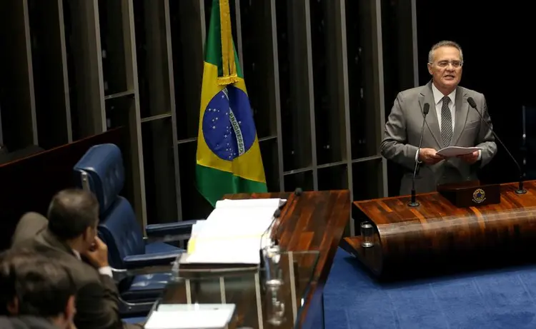 Brasília - O senador Renan Calheiros anuncia no plenário do Senado o seu afastamento da liderança do PMDB (Wilson Dias/Agência Brasil/Agência Brasil)