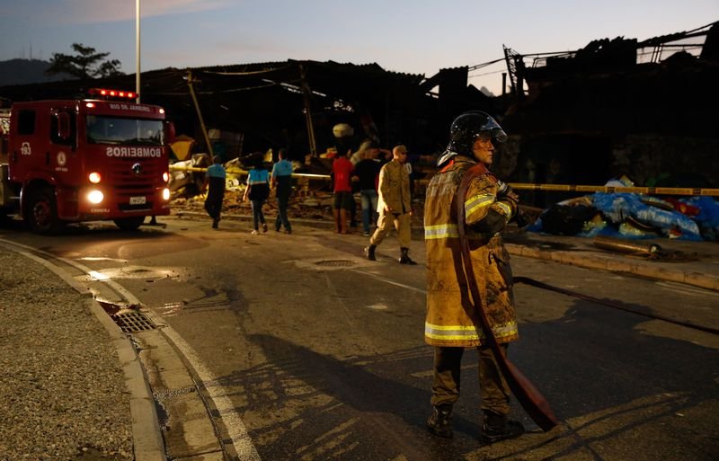 Incêndio atinge barracão de escola de samba no Rio