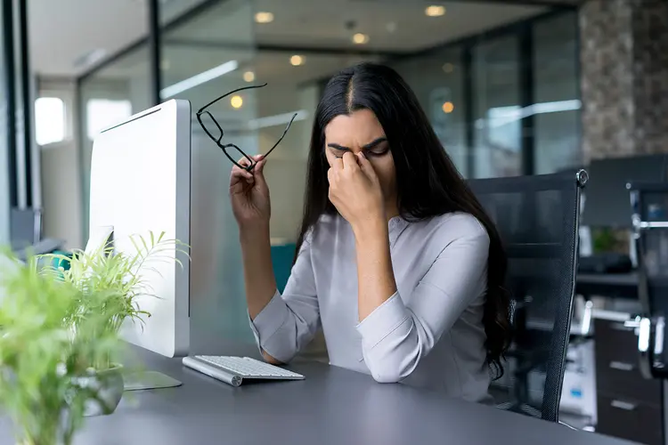 Incômodo: lacrimejar, sentir ardência e dor nos olhos prejudicam o desempenho de atividades normais no trabalho  (Getty Images/Getty Images)