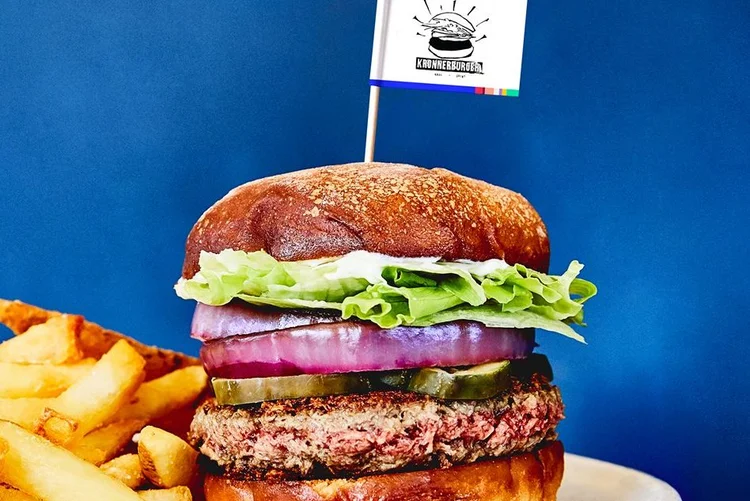 Hambúrguer da Impossible Foods: consumidores demandam produtos com menos gordura e colesterol e que são melhores para o meio ambiente (Facebook/Impossible Foods/Divulgação)