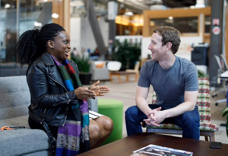 Mark Zuckerberg, fundador do Facebook, com Lola Omolola, nigeriana fundadora de comunidade na rede, dia 06/06/2017 (Facebook/Divulgação)