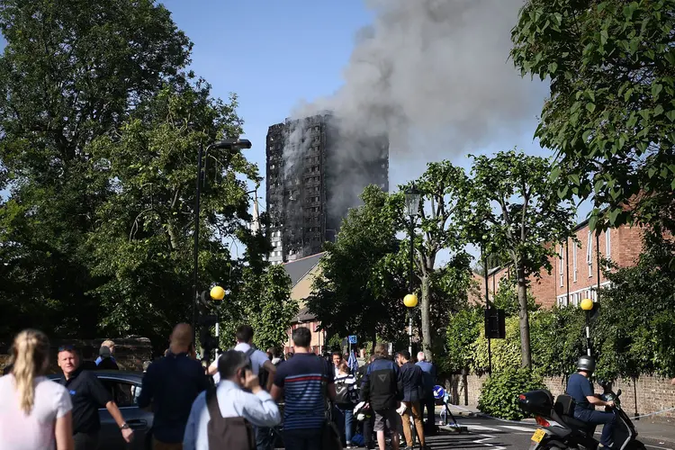 Incêndio em Londres: pelo terceiro dia consecutivo, os bombeiros farão uma revisão nos andares do prédio (Carl Court/Getty Images)