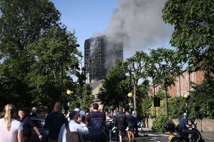 Incêndio em Londres: serviço de ambulância disse que mais 10 pacientes foram sozinhos para hospitais, elevando o total de pessoas tratadas para 74 (Carl Court/Getty Images)