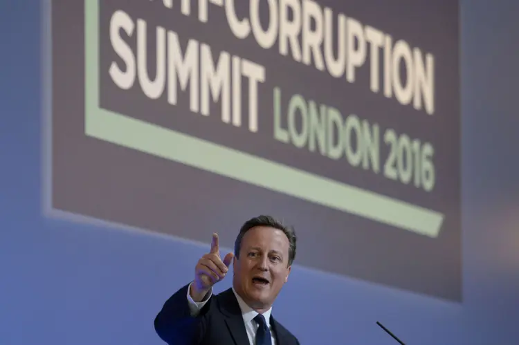 ANTICORRUPÇÃO: Primeiro-ministro da Inglaterra, David Cameron, ao final do evento, em Londres  / Stefan Rousseau/Reuters