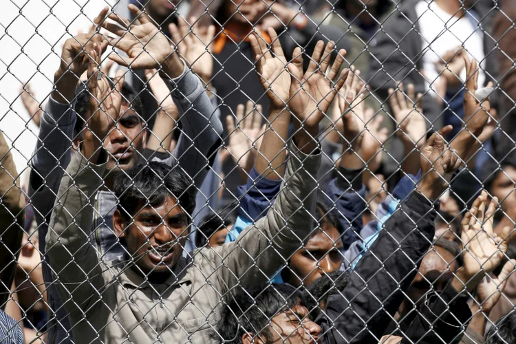 REFUGIADOS: imigrantes que serão mandados de volta à Turquia protestam na ilha de Lesbos, na Grécia / Giorgos Moutafis/Reuters (Giorgos Moutafis/Reuters)