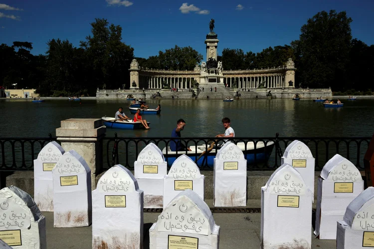 PROTESTO: Em Madri, dia do refugiado foi marcado por manifestação simbólica de repúdio às políticas europeias / Susana Vera / Reuters