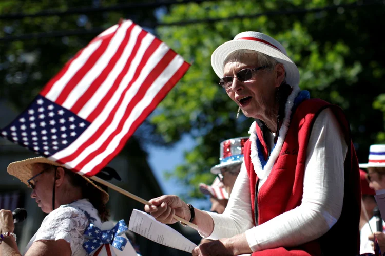 INDEPENDENCE DAY: Mulher comemora feriado nacional no estado de Massachusetts / Mike Segar/Reuters