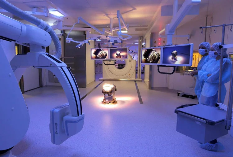 FRANÇA: Técnicos visitam sala de cirurgia com uso da mais alta tecnologia em robótica / Vincent Kessler/Reuters (Vincent Kessler)