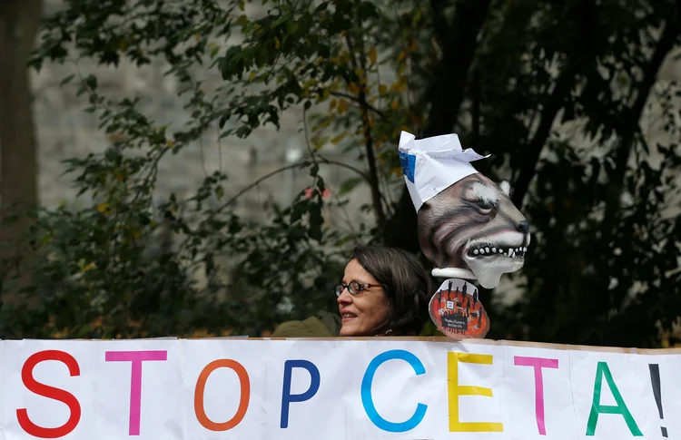 CETA: Uma manifestante segura faixa contra o acordo entre União Europeia e Canadá, em frente a parlamento belga / Francois Lenoir/Reuters