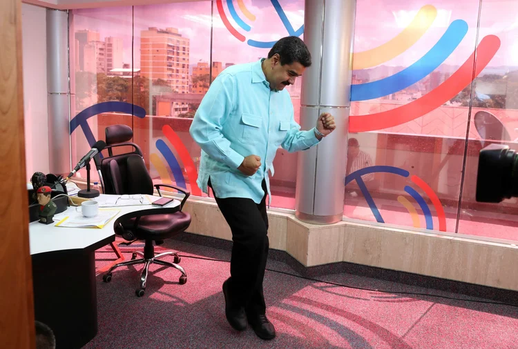 NICOLÁS MADURO: presidente da Venezuela dança em seu programa de rádio, na última terça-feira; governistas conquistam avanços e protesto da oposição é suspenso / Miraflores Palace/Reuters