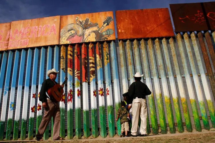 Cerca separa México e Estados Unidos, na cidade de Tijuana; taxação de produtos foi retaliação à suposta ineficiência do México em conter migração (Jorge Duenes/Reuters)