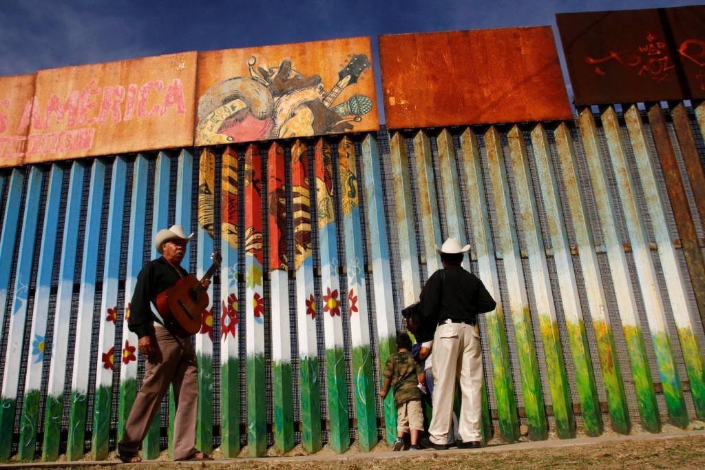 Trump propõe painéis solares em muro para México pagar menos